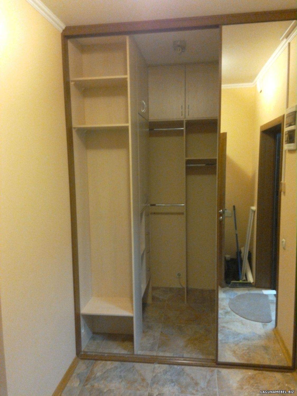встроенный шкаф в нишу коридора